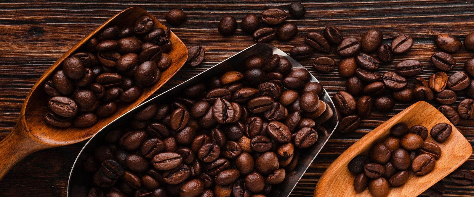 Representante de Entrenubes entregando café
